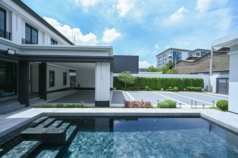 4 Bed · 364 sqm — 7